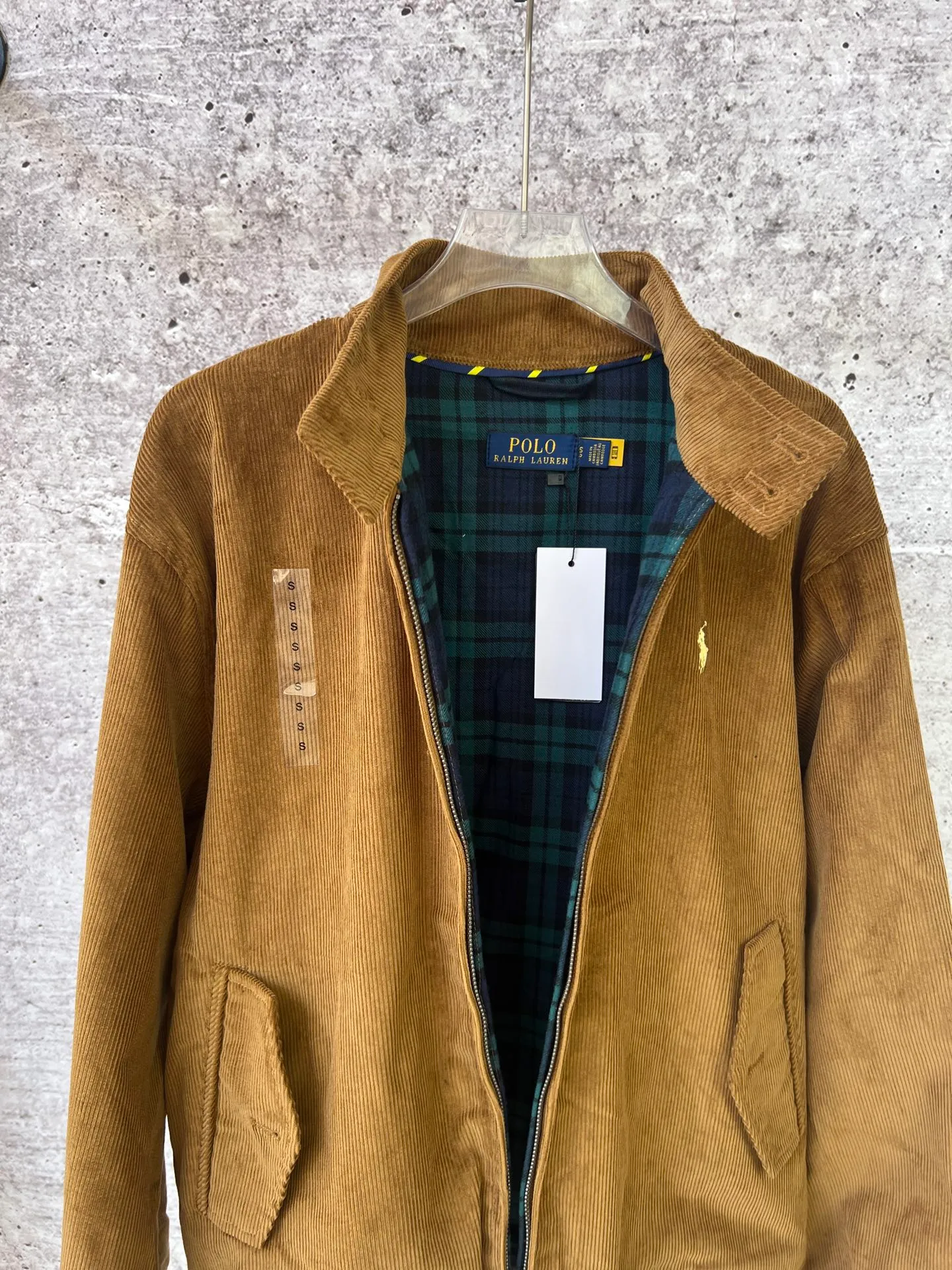 P330 Ralph Lauren autumn old-money style unisex Harrington corduroy jacket. The upper body of major celebrities and Internet celebrities is the same. The short and wide version of the corduroy fabric upper body is soft and comfortable. The inner plaid fabric is made of customized rental accessories and fine workmanship.
